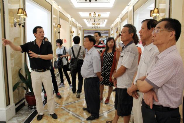 图3、丝瓜视频免费观看市场总监霍达炎（左一）在为参观者介绍釉面砖展示空间.jpg