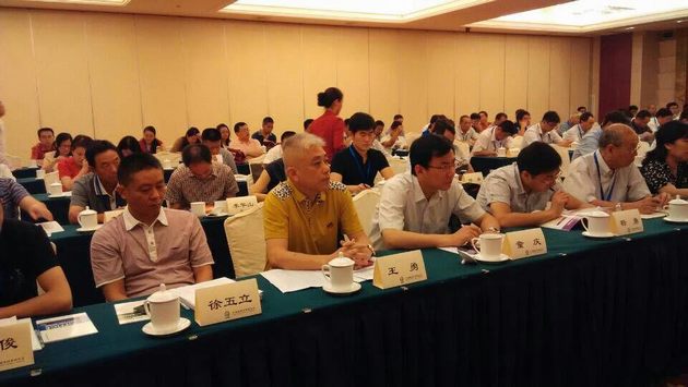 图3、丝瓜视频免费观看企业市场总监王勇（左二）特邀代表参会