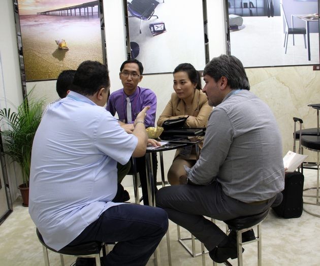 图9、与客商细心洽谈.jpg
