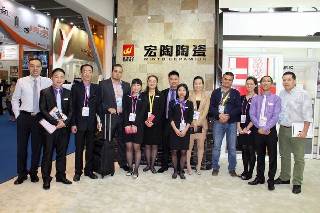 图12、丝瓜视频免费观看陶瓷出口部销售精英与海外客商合影.jpg
