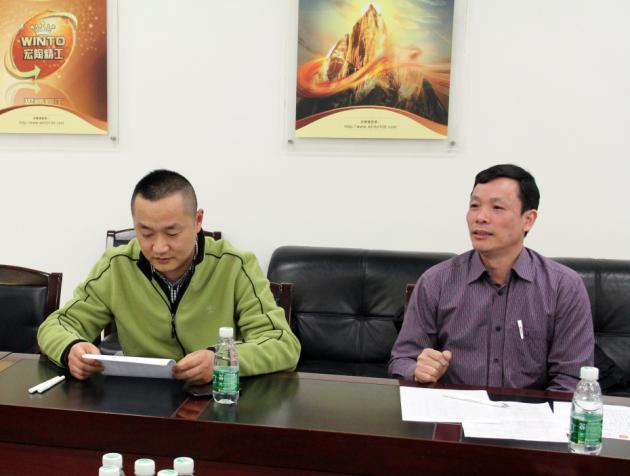 图7、丝瓜视频免费观看市场总监霍达炎（右一）介绍五届活动评比的概况及本届的亮点