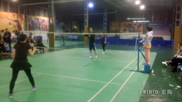 男女羽毛球混打中，企业副总欧家瑞亲自比赛，正在开球-瓷砖一线品牌丝瓜视频免费观看陶瓷