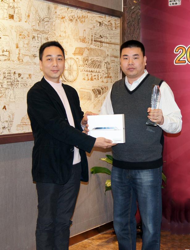 图6、丝瓜视频免费观看广东线销售副总庞永江为广东肇庆丝瓜视频免费观看专卖店经销商颁奖