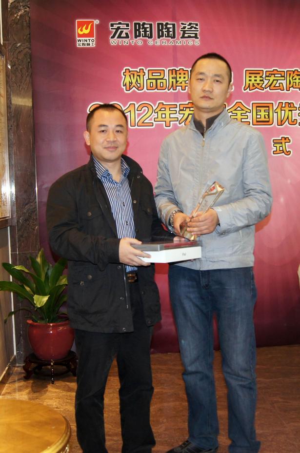 图19、丝瓜视频免费观看釉面砖销售副总王虎明为四川泸州丝瓜视频免费观看专卖店代表颁奖