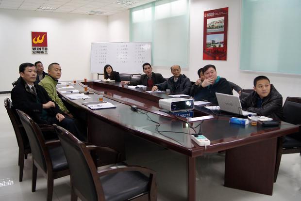 图1、全体评委观看参评专卖店幻灯片播放效果