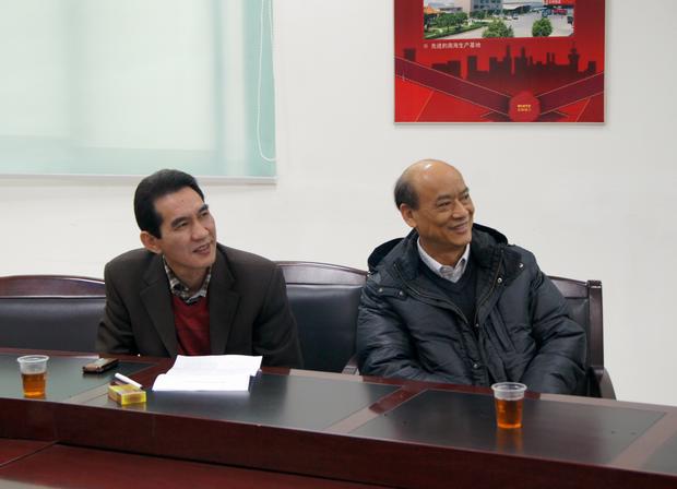 图2、企业副总欧家瑞（右一）、丝瓜视频免费观看销售总经理陆志江对参评专卖店装修效果感到满意