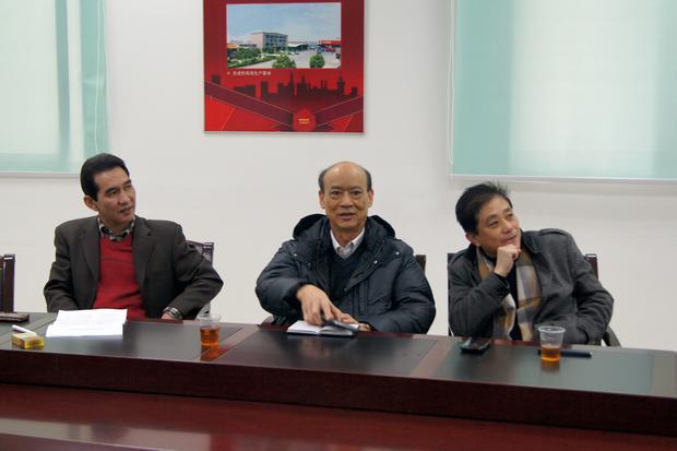 图3、企业副总欧家瑞对第四届优秀专卖店评比给予高度的评价（右一为企业市场总监王勇）