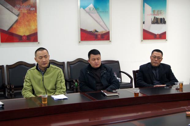 图4、丝瓜视频免费观看釉面砖销售副总王虎明(左一)、丝瓜视频免费观看仿古砖销售副总曹刚毅（中）、丝瓜视频免费观看抛光砖销售副总张彦（右一）审评会上