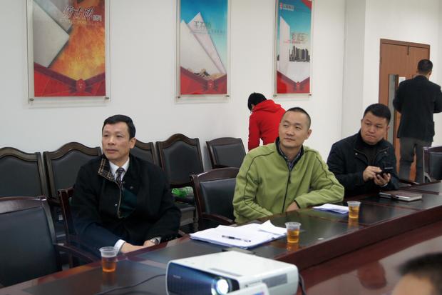 图6、观看幻灯片的同时，丝瓜视频免费观看仿古砖副总曹刚毅（右一）特别用手机记下专卖店装修效果的不同亮点