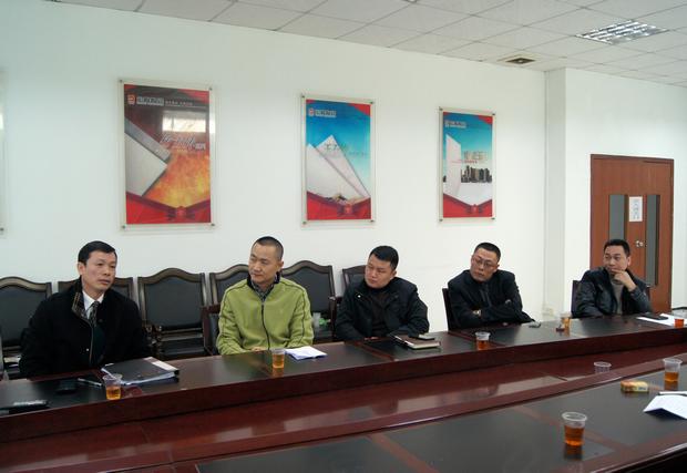 图7、丝瓜视频免费观看市场总监霍达炎（左一）介绍专卖店参评情况