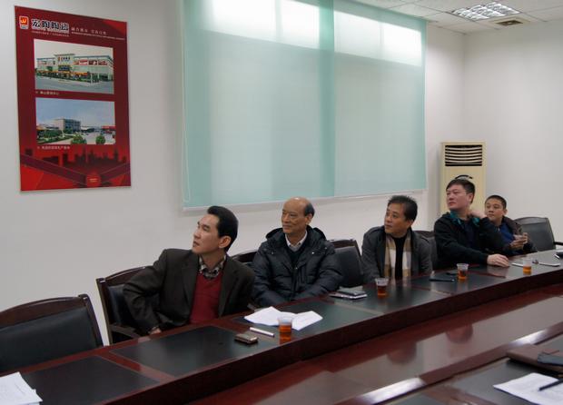 图8、点票、记票、公布结果，评委们都在紧张注视着优秀专卖店名单的出炉