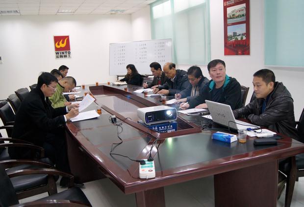 图9、评比现场，图为评委在认真审评情景