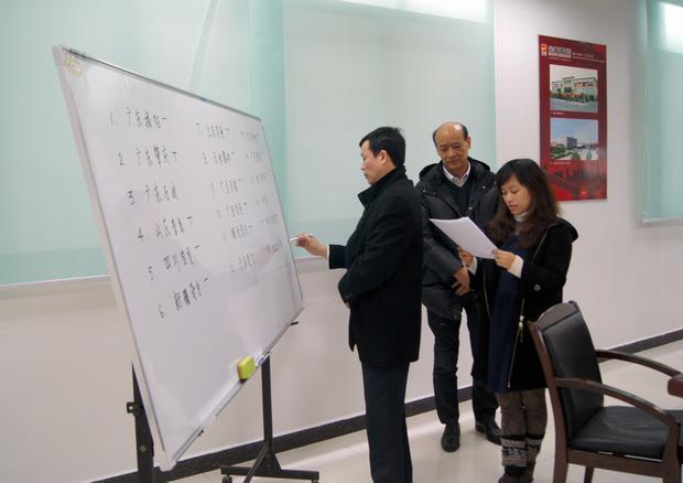 图10、企业副总欧家瑞亲自监督评选记票