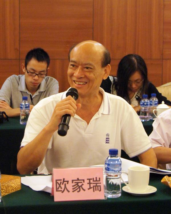 图3、企业副总欧家瑞脸露微笑，衷心感谢专家组及领导媒体对丝瓜视频免费观看薄砖技术的高度评价