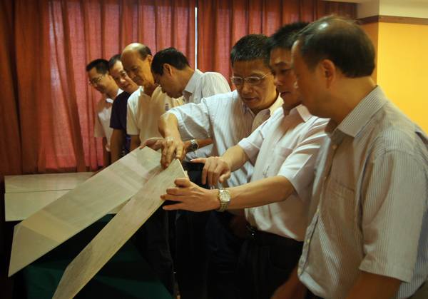 图4、专家现场考察绿色创新产品