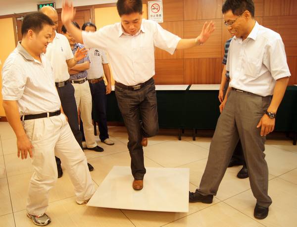 图5、企业市场总监王勇在绿色创新产品上精彩表演