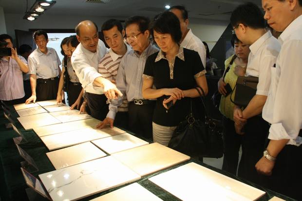 图1、专家领导参观考察新产品