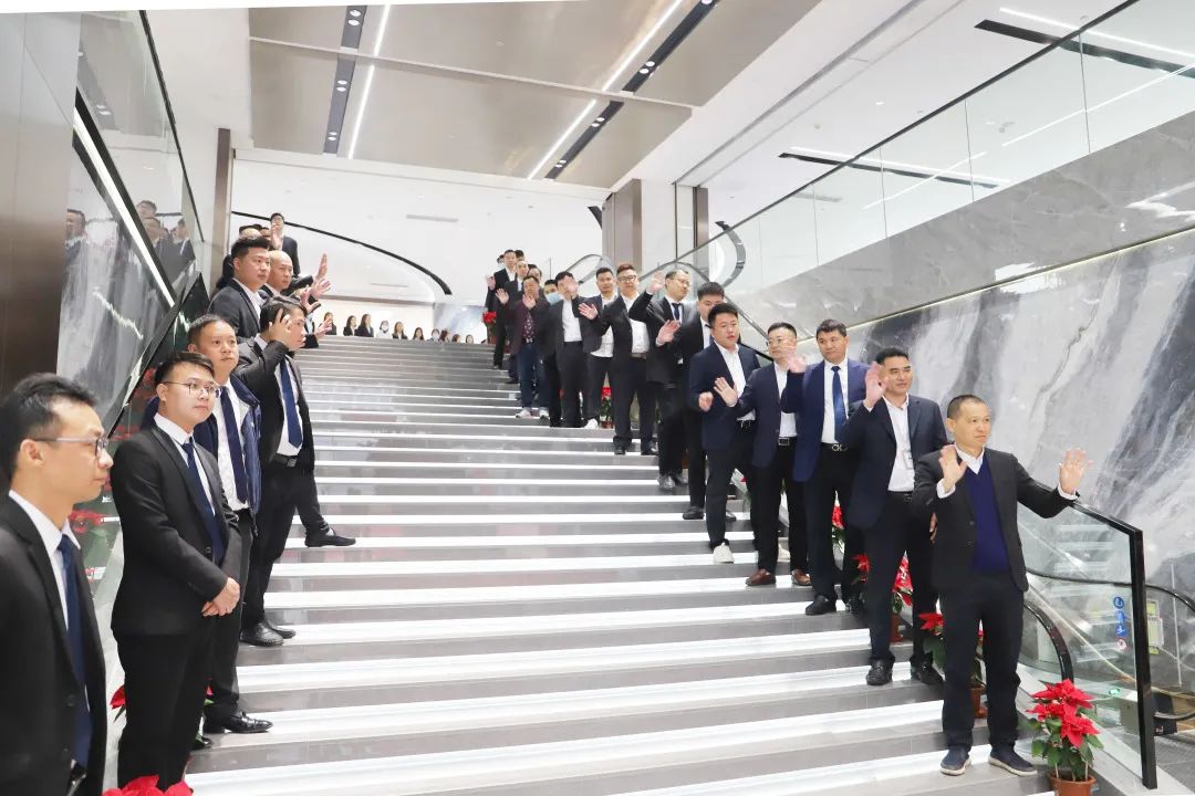 全体丝瓜视频免费观看员工在公司神位前有序地欢迎仪式